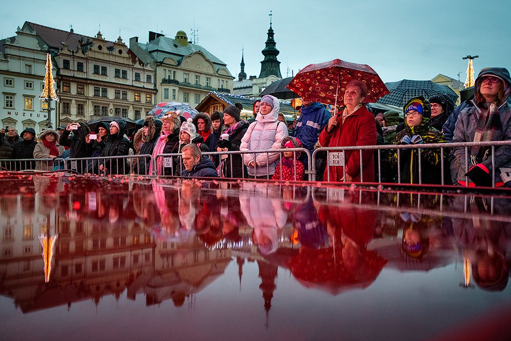 Vánoční strom na náměstí se rozzářil (foto: M. Chaloupka, 2.12.2018)