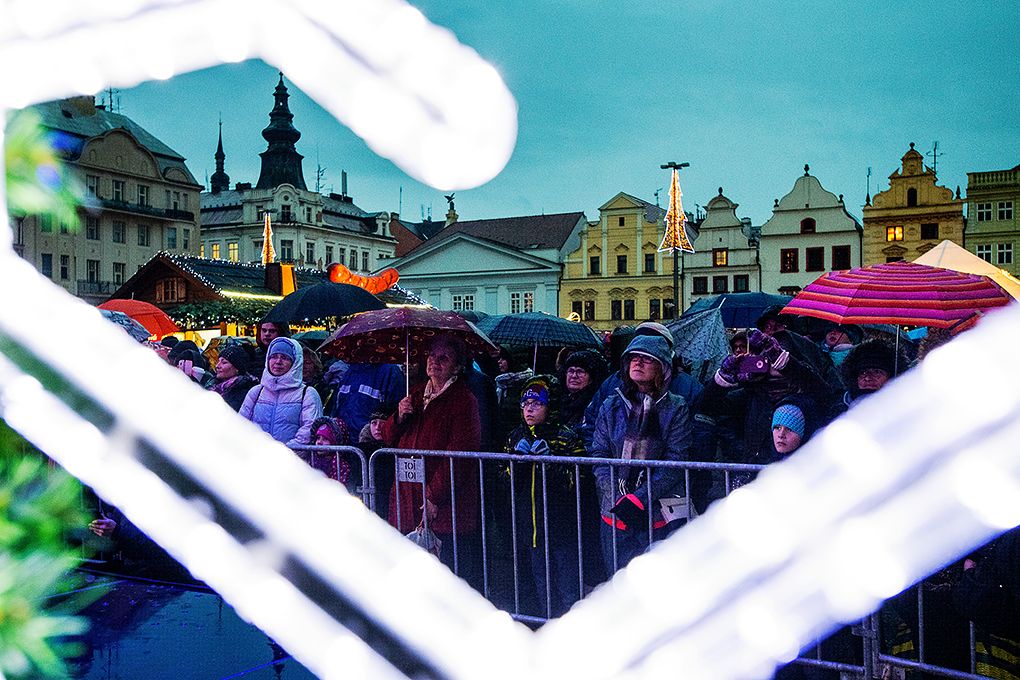 Vánoční strom na náměstí se rozzářil (foto: M. Chaloupka, 2.12.2018)