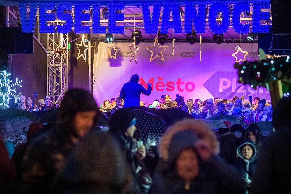 Vánoční strom na náměstí se rozzářil (foto: M. Chaloupka, 2.12.2018)