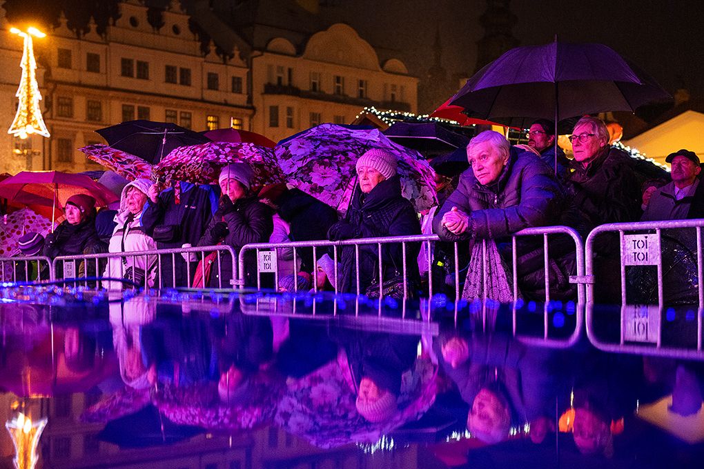 Vánoční strom na náměstí se rozzářil (foto: M. Chaloupka, 2.12.2018)