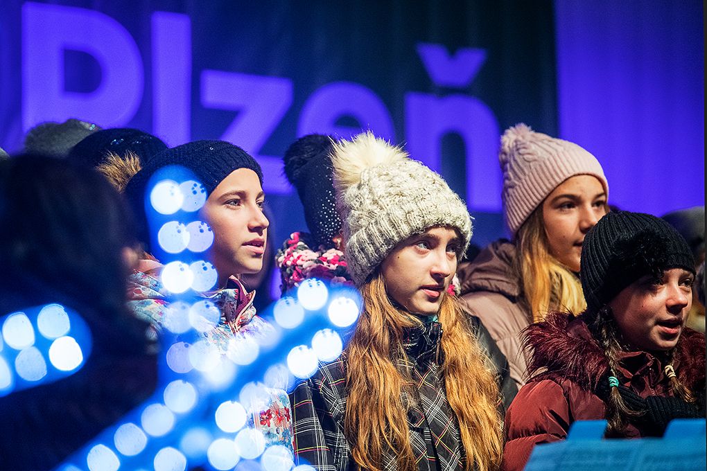 Vánoční strom na náměstí se rozzářil (foto: M. Chaloupka, 2.12.2018)