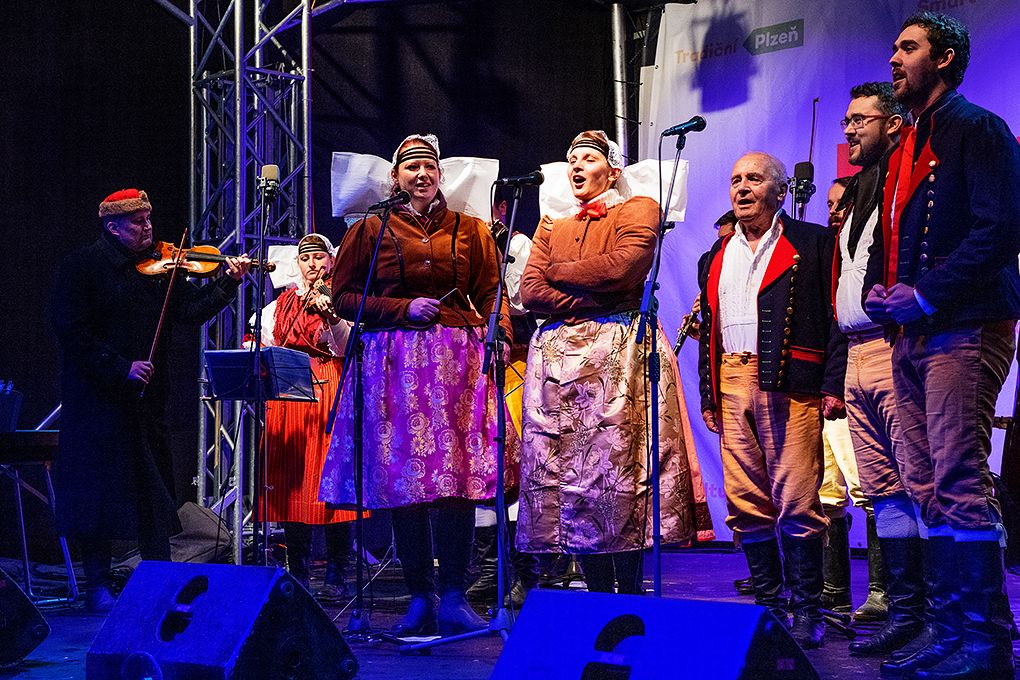 Vánoční strom na náměstí se rozzářil (foto: M. Chaloupka, 2.12.2018)