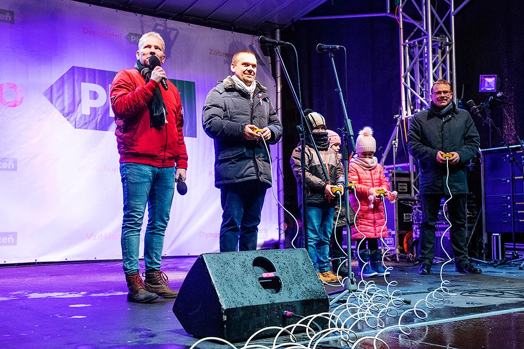 Vánoční strom na náměstí se rozzářil (foto: M. Chaloupka, 2.12.2018)
