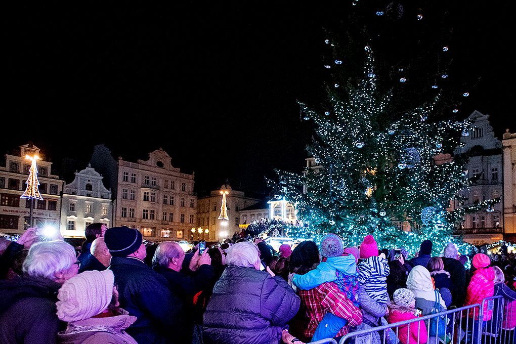 Vánoční strom na náměstí se rozzářil (foto: M. Chaloupka, 2.12.2018)