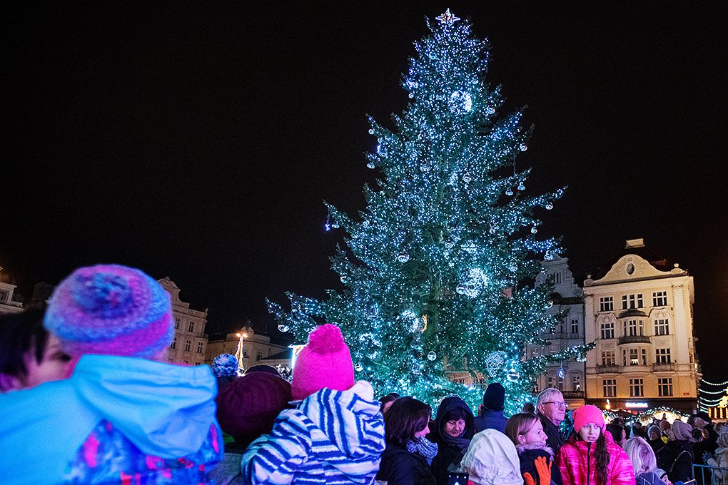 Vánoční strom na náměstí se rozzářil (foto: M. Chaloupka, 2.12.2018)