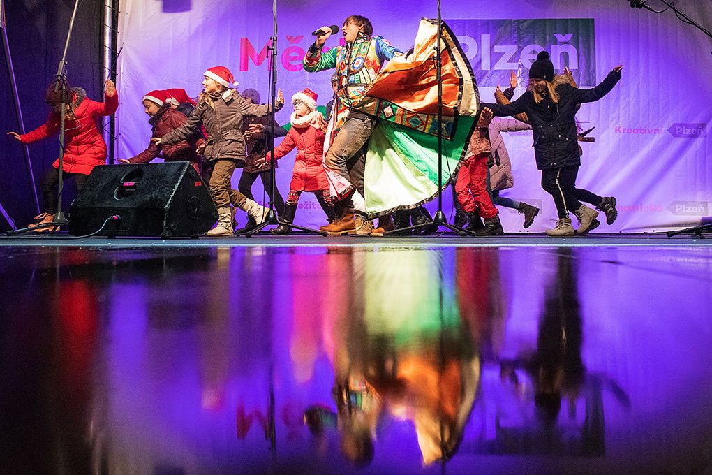 Vánoční strom na náměstí se rozzářil (foto: M. Chaloupka, 2.12.2018)