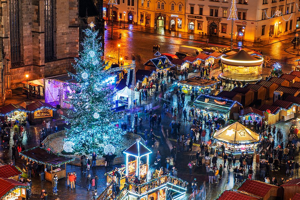 Vánoční strom na náměstí se rozzářil
