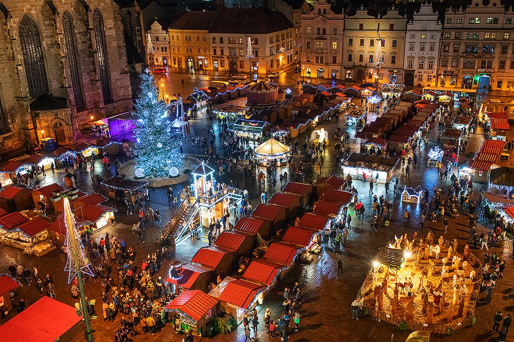 Vánoční strom na náměstí se rozzářil (foto: M. Chaloupka, 2.12.2018)