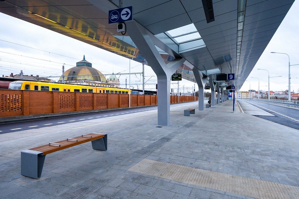 Plzeň má nový autobusový terminál, je hned vedle vlakového nádraží