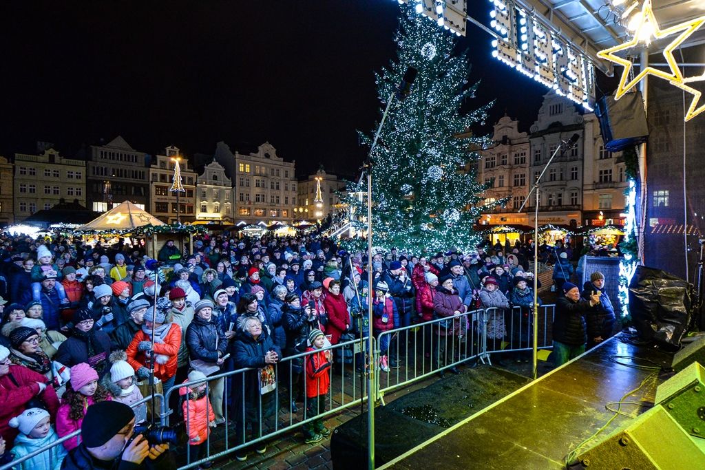 Na plzeňském náměstí zpívalo společně koledy více než 3500 lidí (foto: M. Pecuch, 12.12.2018)