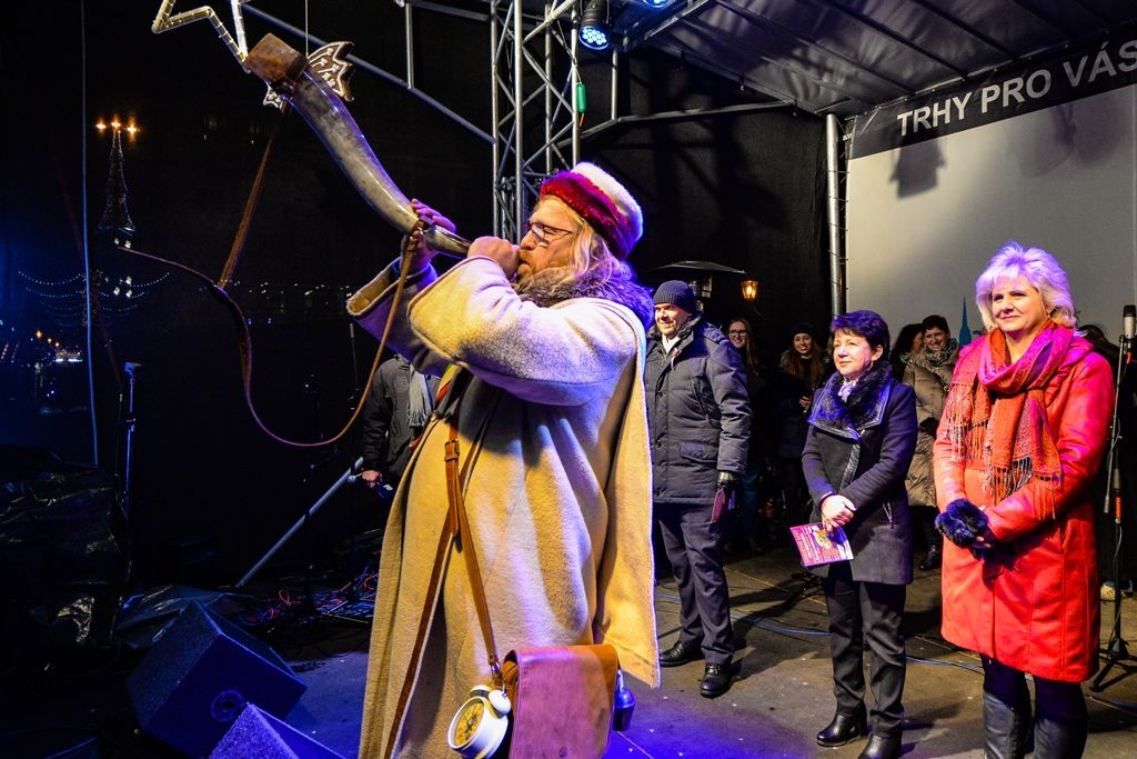 Na plzeňském náměstí zpívalo společně koledy více než 3500 lidí (foto: M. Pecuch, 12.12.2018)