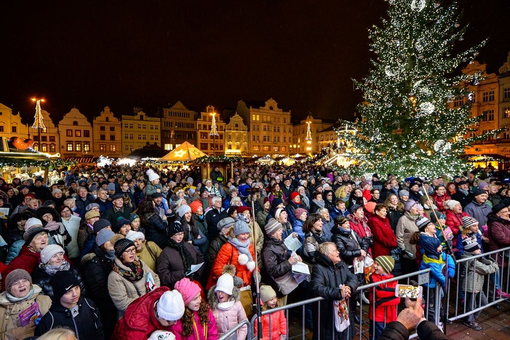 Na plzeňském náměstí zpívalo společně koledy více než 3500 lidí (foto: M. Pecuch, 12.12.2018)