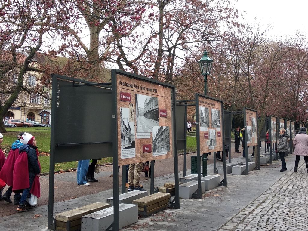 Procházku Plzní před rokem 1989 představuje výstava ve Smetanových sadech (foto: A. Jarošová, 7.1.2019)