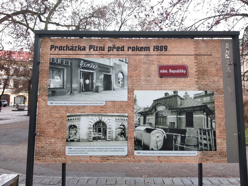 Procházku Plzní před rokem 1989 představuje výstava ve Smetanových sadech (foto: A. Jarošová, 7.1.2019)