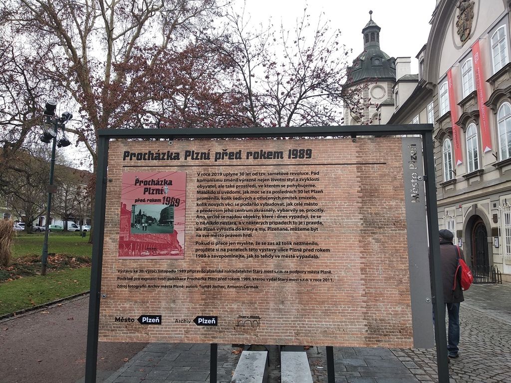 Procházku Plzní před rokem 1989 představuje výstava ve Smetanových sadech