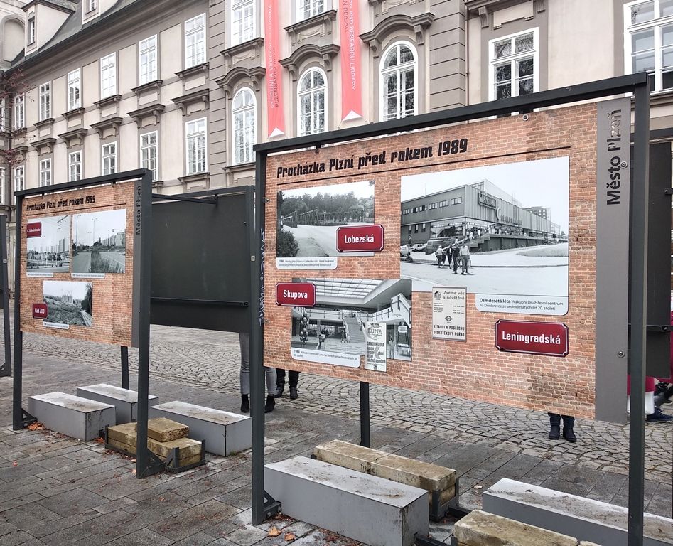Procházku Plzní před rokem 1989 představuje výstava ve Smetanových sadech (foto: A. Jarošová, 7.1.2019)