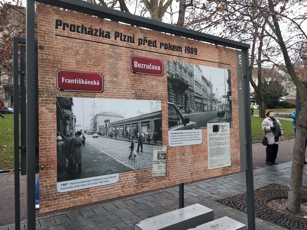 Procházku Plzní před rokem 1989 představuje výstava ve Smetanových sadech (foto: A. Jarošová, 7.1.2019)