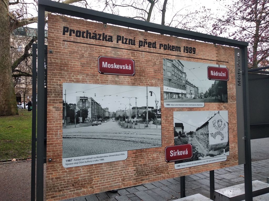 Procházku Plzní před rokem 1989 představuje výstava ve Smetanových sadech (foto: A. Jarošová, 7.1.2019)