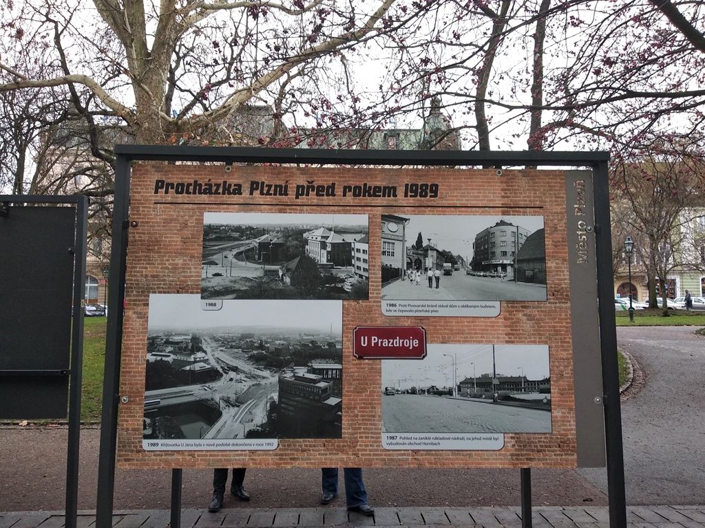 Procházku Plzní před rokem 1989 představuje výstava ve Smetanových sadech (foto: A. Jarošová, 7.1.2019)
