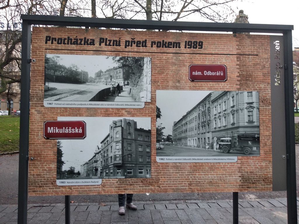 Procházku Plzní před rokem 1989 představuje výstava ve Smetanových sadech (foto: A. Jarošová, 7.1.2019)