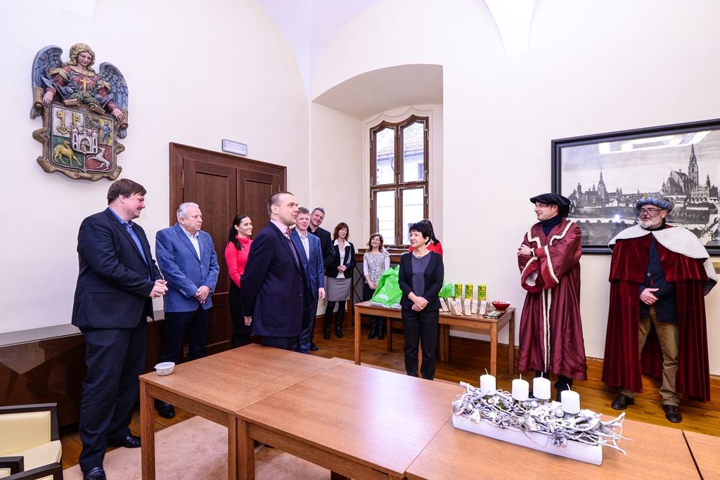 Tři králové se zastavili na radnici, vedení města podpořilo sbírku (foto: M. Pecuch, 8.1.2019)