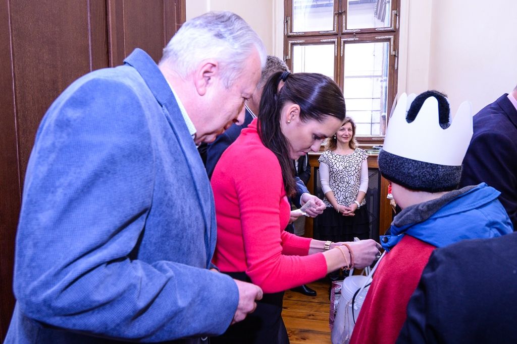 Tři králové se zastavili na radnici, vedení města podpořilo sbírku (foto: M. Pecuch, 8.1.2019)