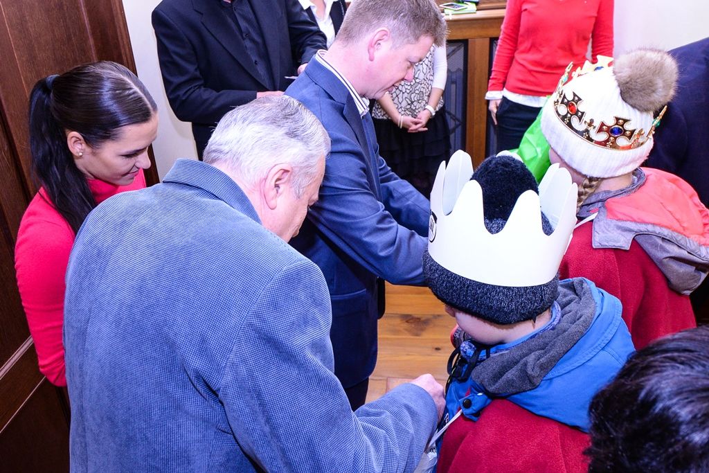 Tři králové se zastavili na radnici, vedení města podpořilo sbírku (foto: M. Pecuch, 8.1.2019)