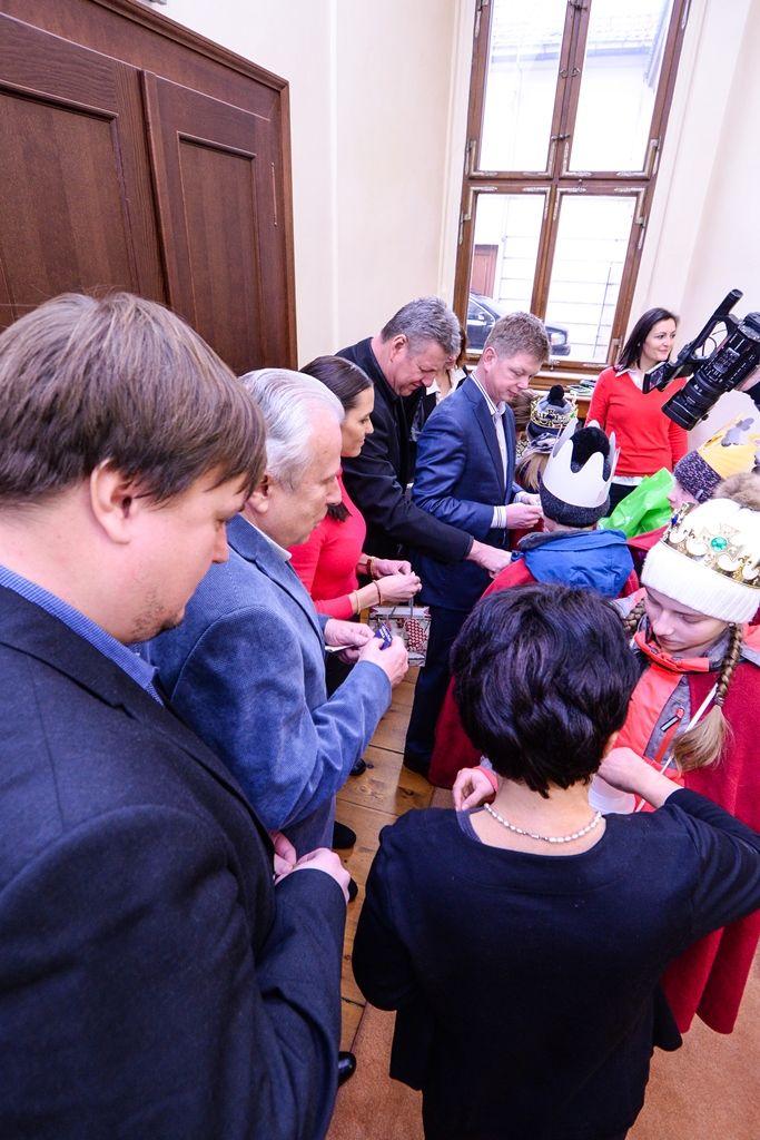 Tři králové se zastavili na radnici, vedení města podpořilo sbírku (foto: M. Pecuch, 8.1.2019)