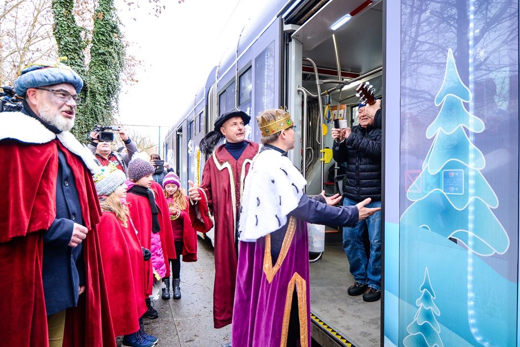 Tři králové se zastavili na radnici, vedení města podpořilo sbírku (foto: M. Pecuch, 8.1.2019)