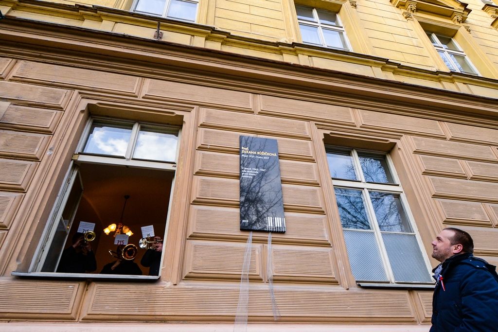 Plzeňská rodačka a slavná cembalistka Zuzana Růžičková má v Plzni pamětní desku
