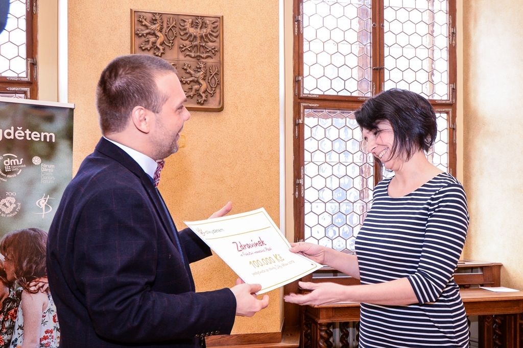 Primátor předal výtěžek celoroční sbírky Díky dětem (foto: M. Pecuch, 18.1.2019)