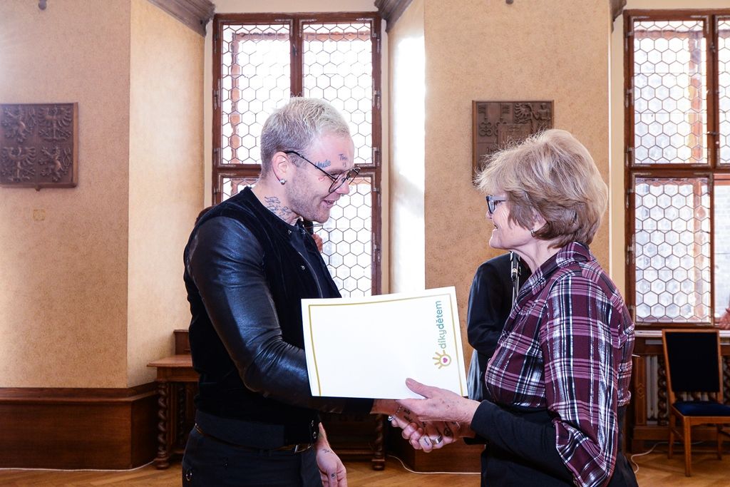 Primátor předal výtěžek celoroční sbírky Díky dětem (foto: M. Pecuch, 18.1.2019)