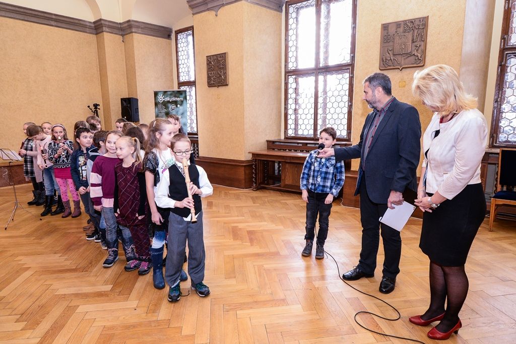 Primátor předal výtěžek celoroční sbírky Díky dětem (foto: M. Pecuch, 18.1.2019)