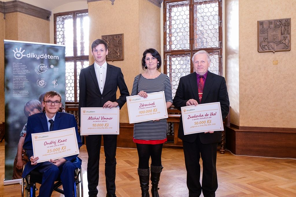Primátor předal výtěžek celoroční sbírky Díky dětem