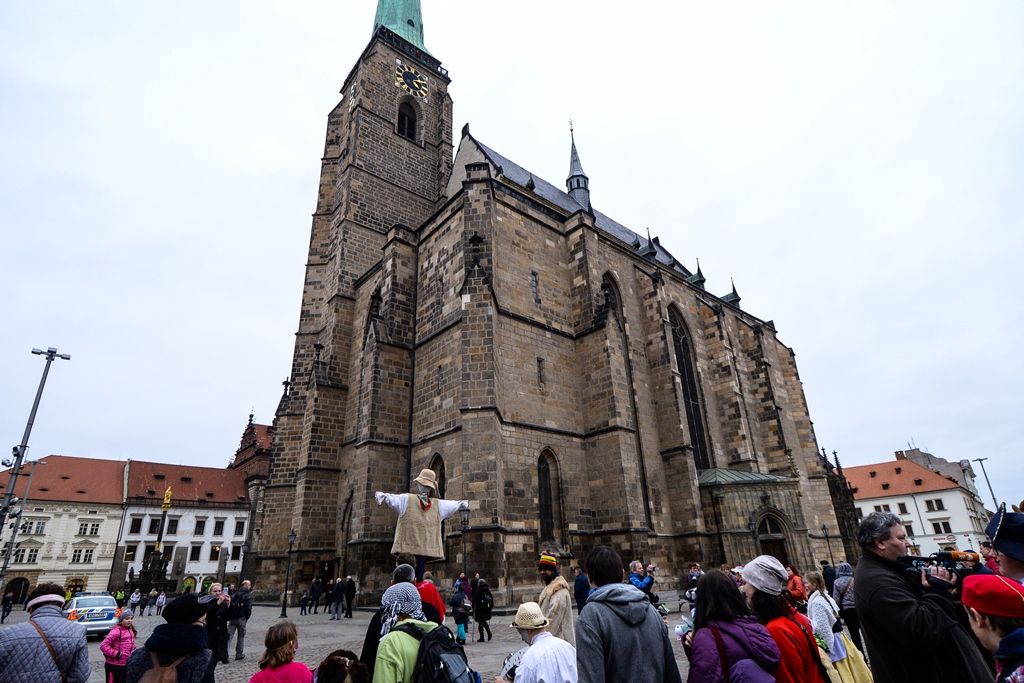 Masopustní masky převzaly klíč od Plzně