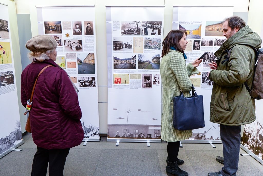 Výstava na radnici připomíná holocaust plzeňských Židů (foto: M. Pecuch, 8.3.2019)