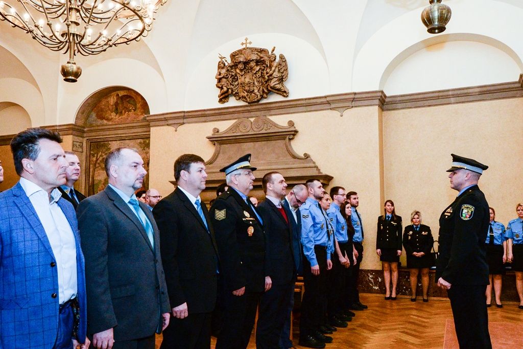 Na radnici si převzalo ocenění přes 60 městských strážníků (foto: M. Pecuch, 10.4.2019)