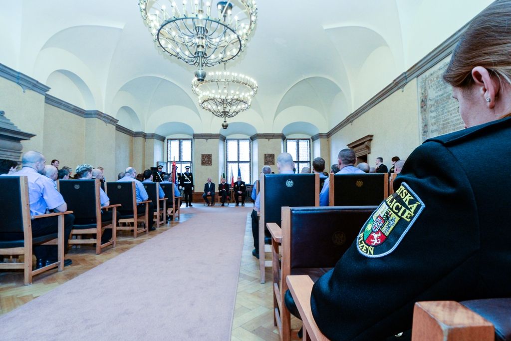 Na radnici si převzalo ocenění přes 60 městských strážníků (foto: M. Pecuch, 10.4.2019)