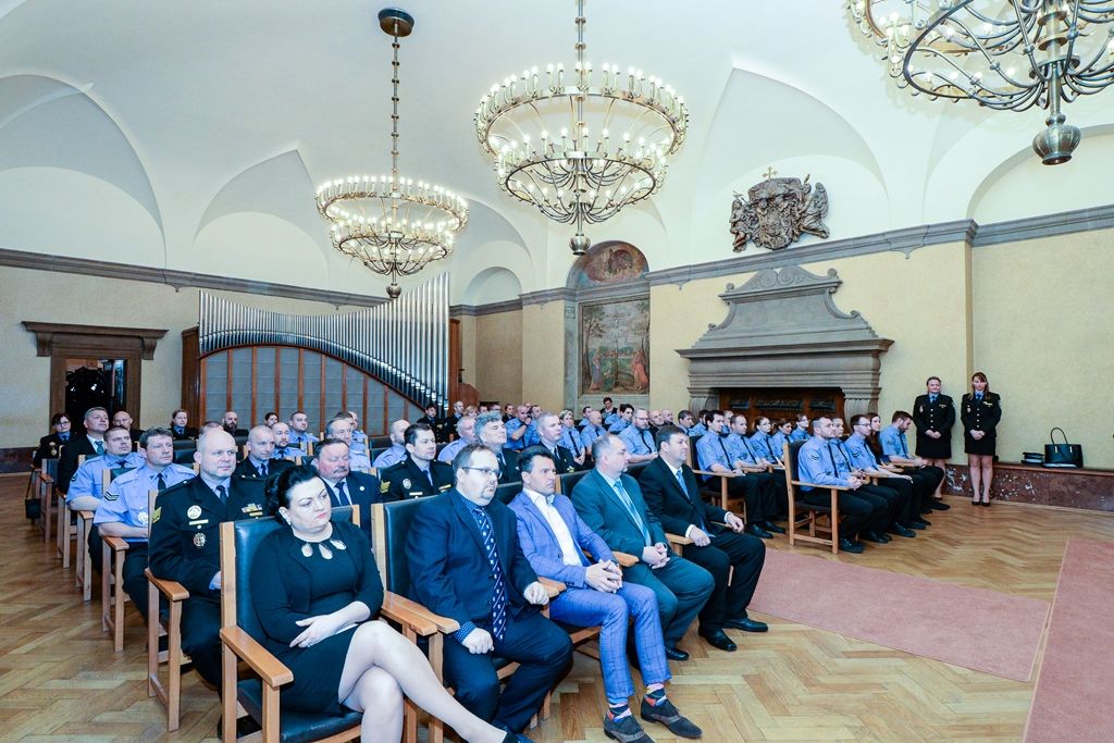 Na radnici si převzalo ocenění přes 60 městských strážníků (foto: M. Pecuch, 10.4.2019)