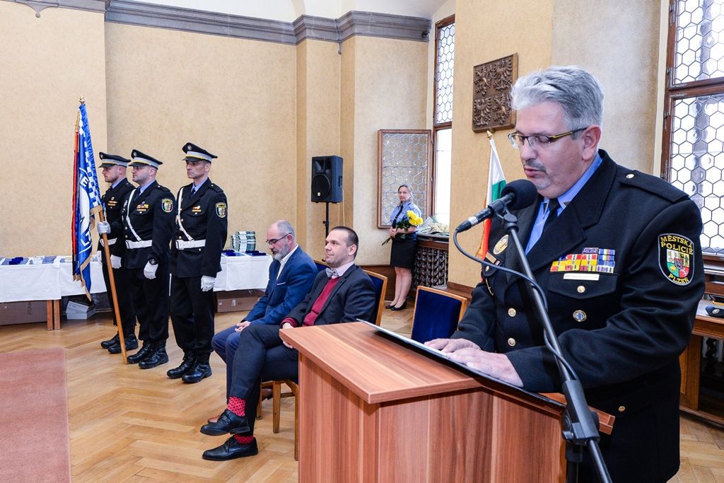 Na radnici si převzalo ocenění přes 60 městských strážníků (foto: M. Pecuch, 10.4.2019)