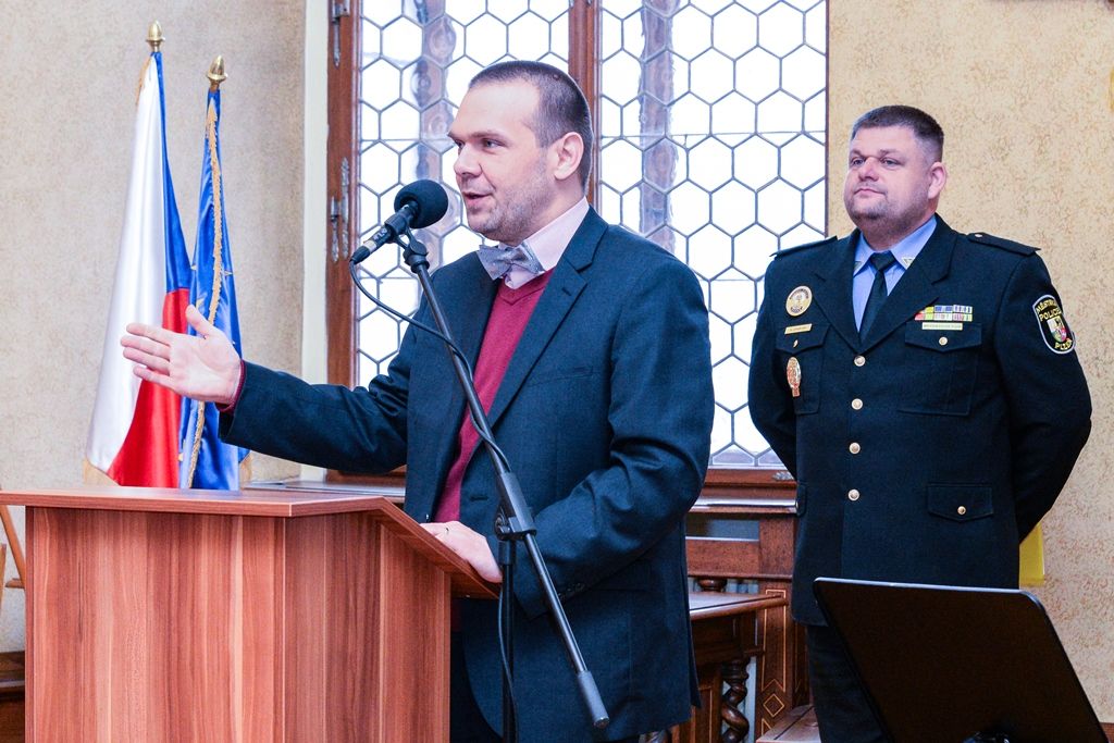 Na radnici si převzalo ocenění přes 60 městských strážníků (foto: M. Pecuch, 10.4.2019)