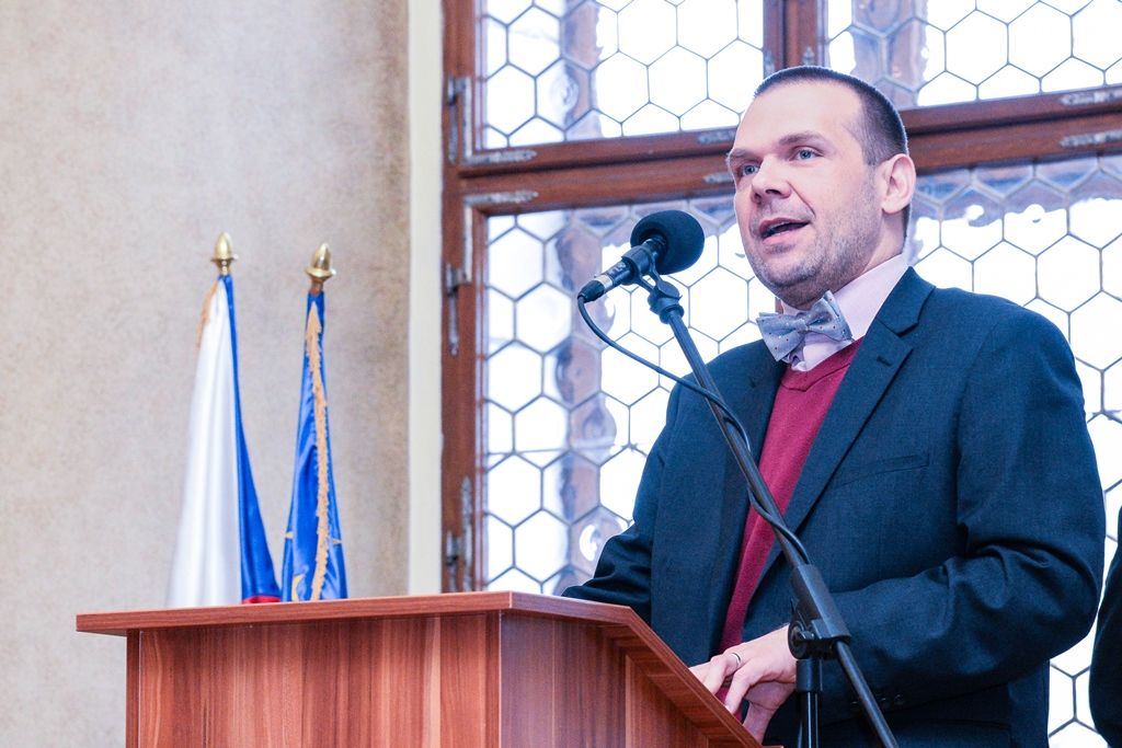 Na radnici si převzalo ocenění přes 60 městských strážníků (foto: M. Pecuch, 10.4.2019)