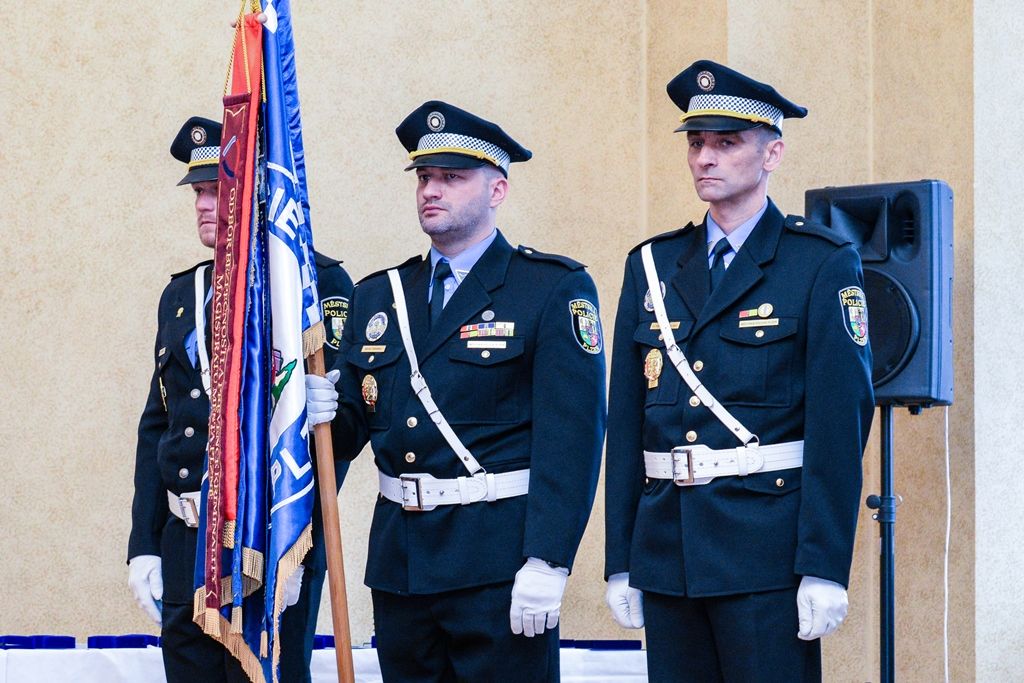 Na radnici si převzalo ocenění přes 60 městských strážníků (foto: M. Pecuch, 10.4.2019)