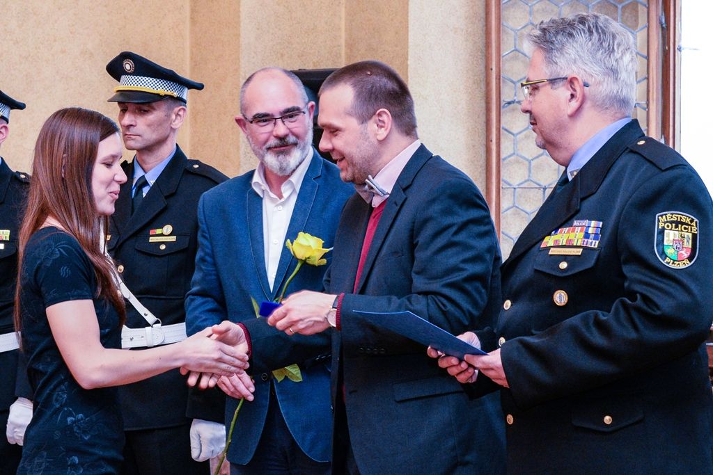 Na radnici si převzalo ocenění přes 60 městských strážníků (foto: M. Pecuch, 10.4.2019)