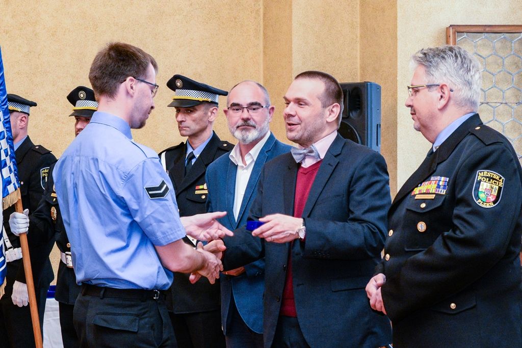 Na radnici si převzalo ocenění přes 60 městských strážníků (foto: M. Pecuch, 10.4.2019)