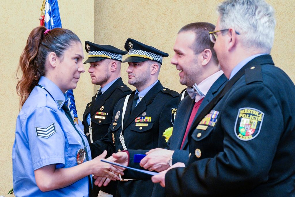 Na radnici si převzalo ocenění přes 60 městských strážníků (foto: M. Pecuch, 10.4.2019)