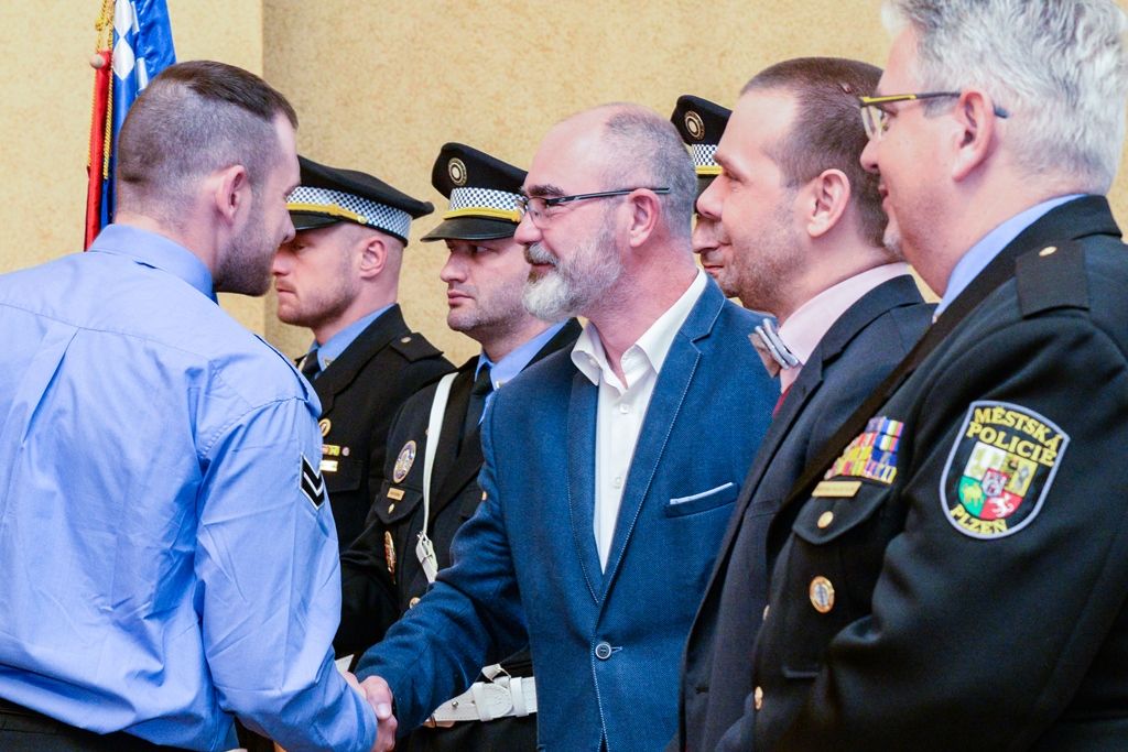 Na radnici si převzalo ocenění přes 60 městských strážníků (foto: M. Pecuch, 10.4.2019)