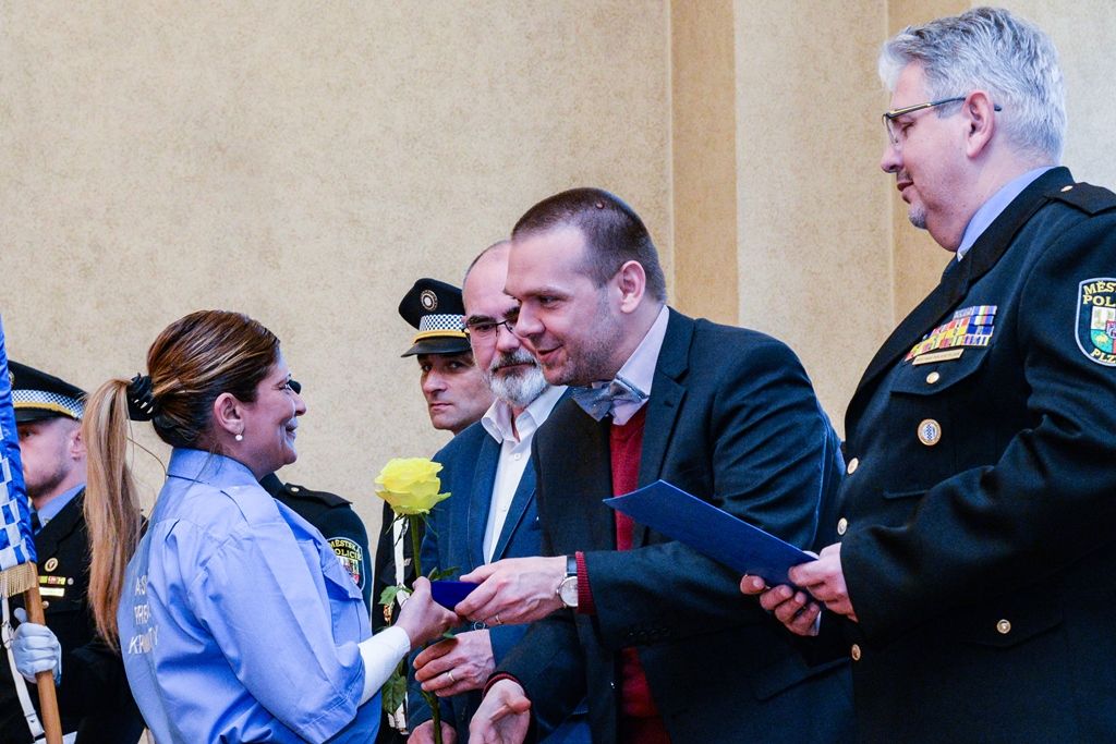 Na radnici si převzalo ocenění přes 60 městských strážníků (foto: M. Pecuch, 10.4.2019)