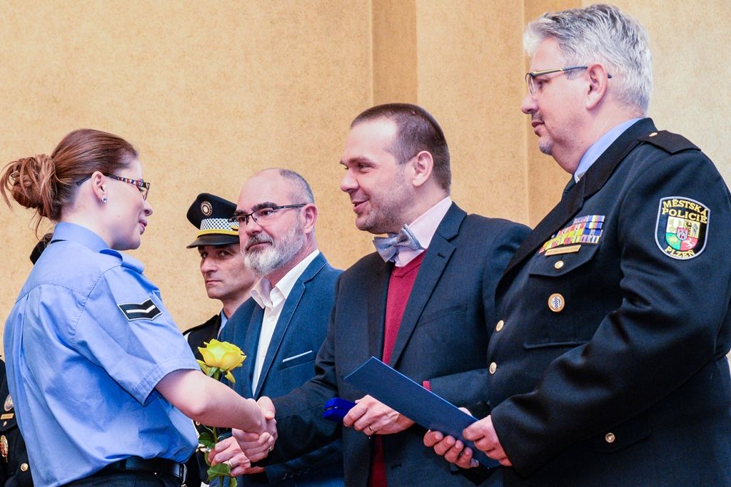 Na radnici si převzalo ocenění přes 60 městských strážníků
