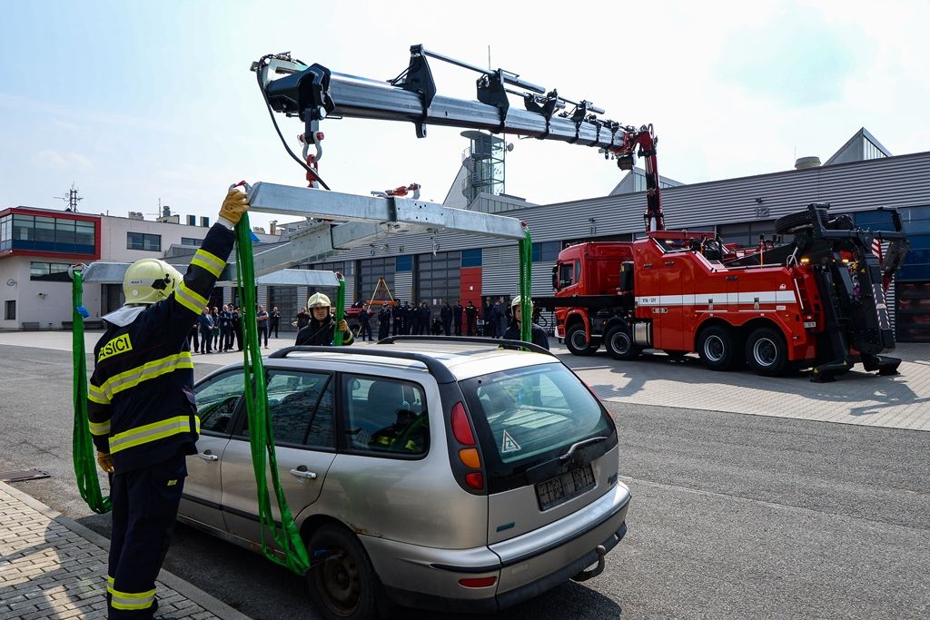 Nový špičkový vyprošťovací vůz slouží hasičům, přispěla na něj Plzeň (foto: M. Pecuch, 9.4.2019)